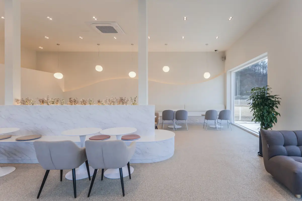 대리석과 곡선미가 어우러진 화이트 감성 카페